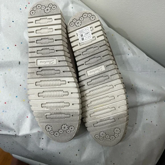 Sketchers slip on sneaker-size 6.5US - Picture 6 of 6